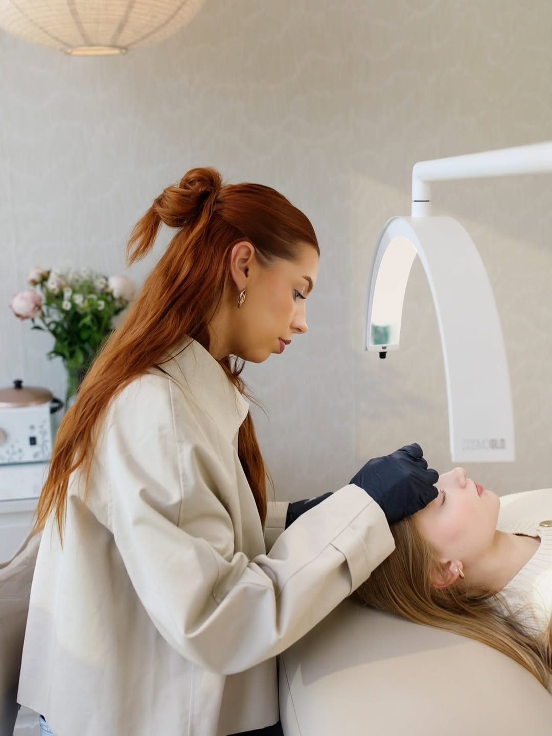 lash artist using a cosmoglow lash lamp