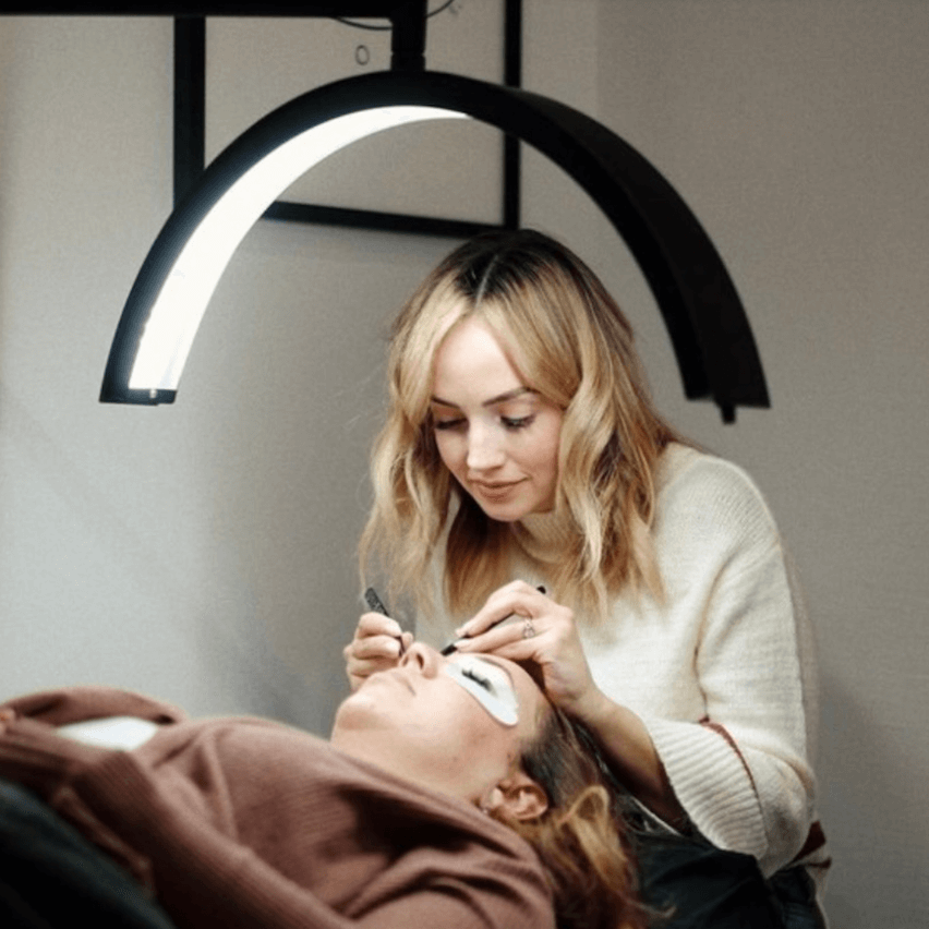 Why Lash Artists Are Ditching Ring Lights for LED Lash Lamps