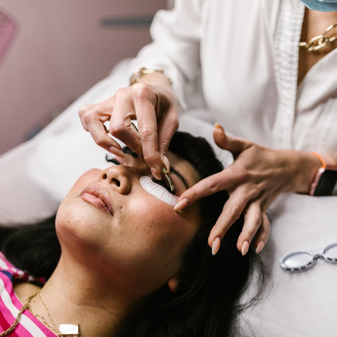 Effective Strategies for Eyelash Artists to Build a Thriving Business and Attract Clients - CosmoGloⓇ