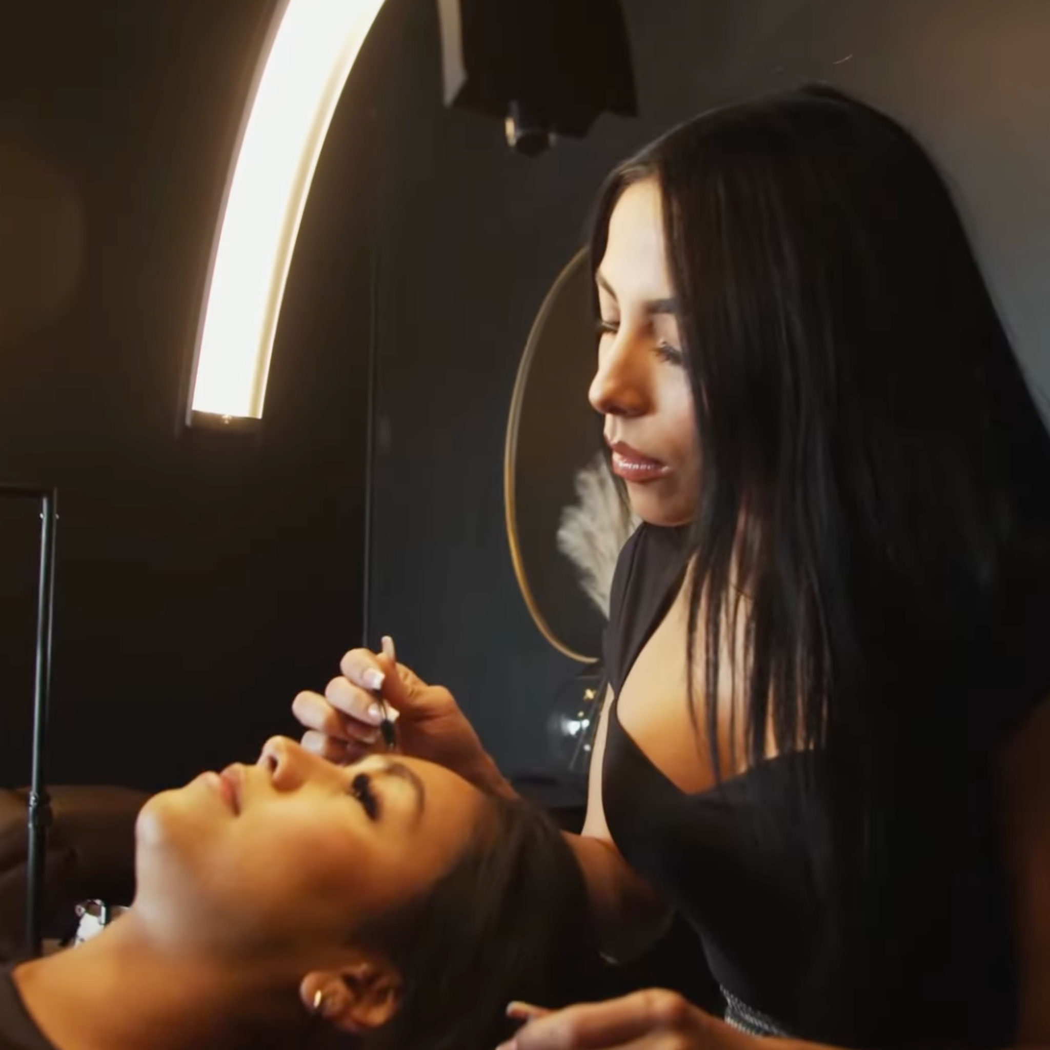 The 5 Best Lighting Options for Lash Techs (And One That Beats Them All)