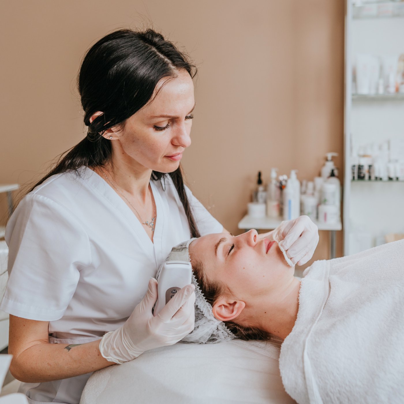 Things to Consider When Choosing a Light for Esthetician Services - The CosmoGlo